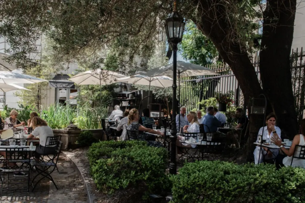 El patio de Croque Madame de Palermo