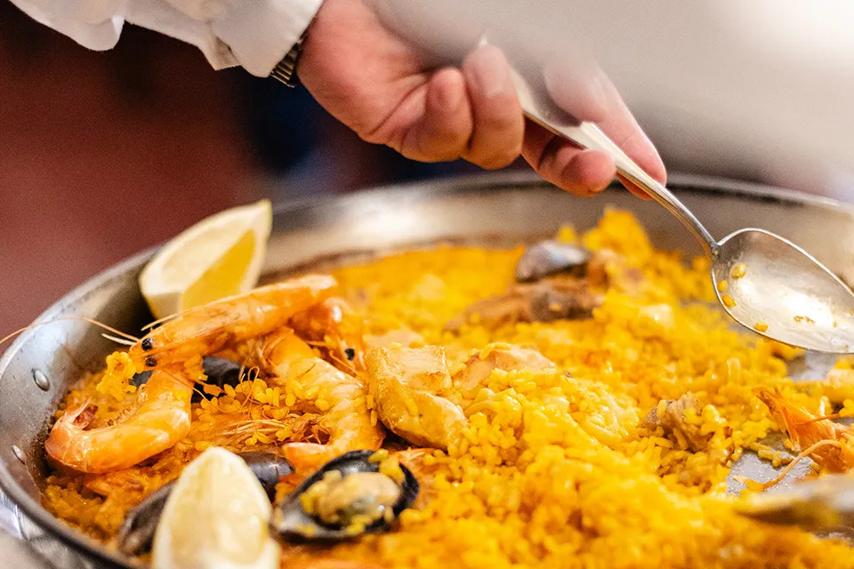 SIRVIENDO PAELLA