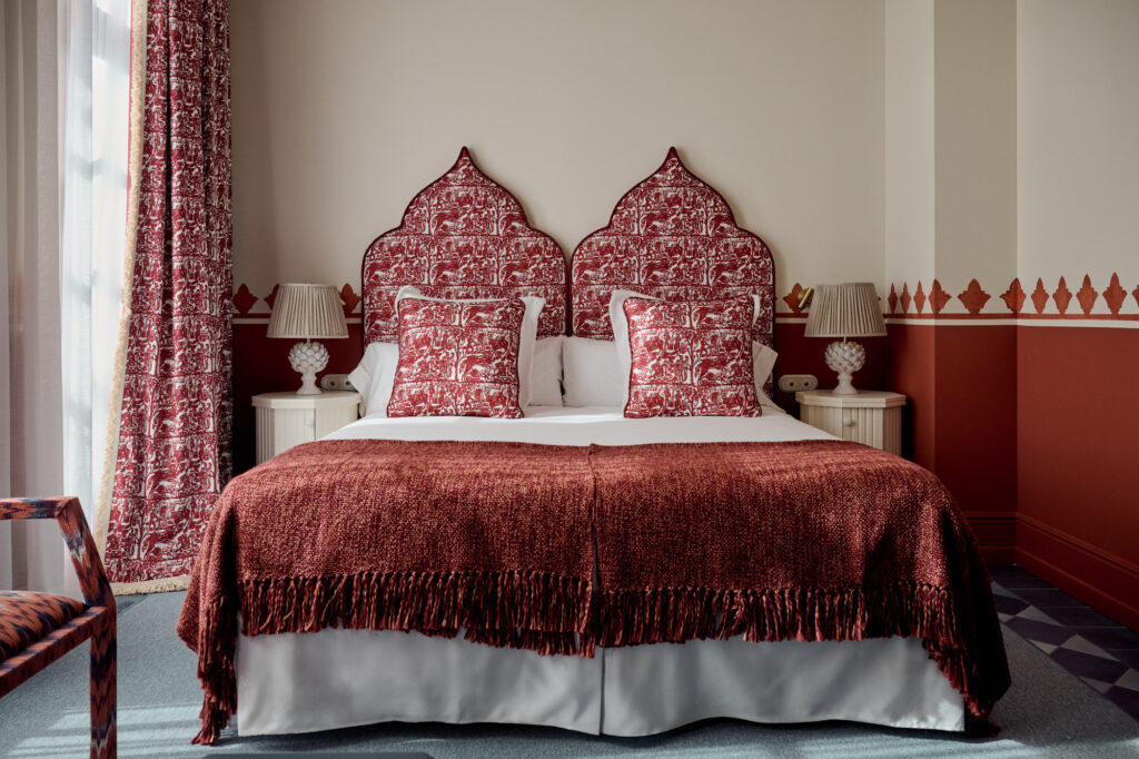 Red suite at Casa Cristine Bedfor Sevilla featuring elegant textiles and Andalusian design.