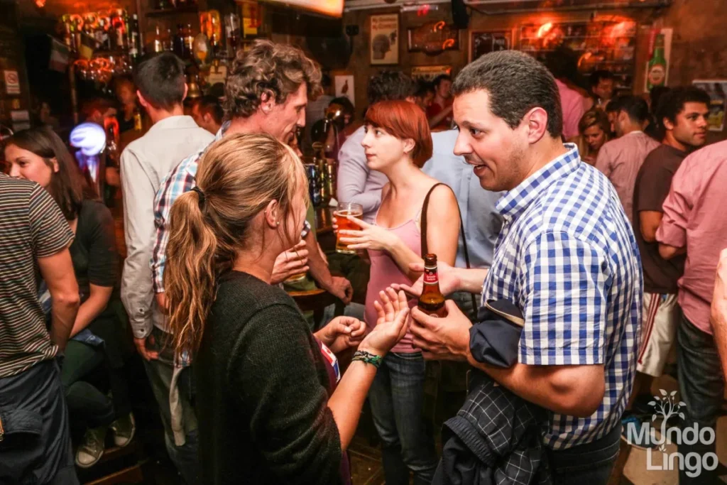 People chatting and meeting at a Mundolingo language exchange event in Buenos Aires