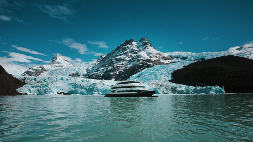 Luxury Experience at Santa Cruz Boat in Patagonia. Calafate with Glaminess Luxury Travel.
